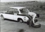Krzysztof Strykier (BMW 2002 TI) ocenia czy da się jeszcze założyć to koło, jeśli znajdzie się nakrętki