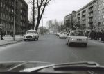 Kawalkada aut rajdowych na jednej z głównych ulic Olsztyna, na pierwszym planie BMW 2002 TI załogi: Marian Wangrat / Wiesław Mrówczyński nr startowy 82