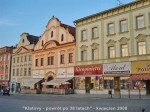 A na rynku knajpki, sklepy, kolorowo...