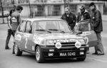 Foto: Robert Magiera, prawa autorskie zastrzeżone.Rajd Krakowski 1977- Jerzy Landsberg / Marek Muszyński na Renault 5 Alpine - Marek stoi tyłem w kurtce Marlboro. Rajdu nie ukończyli ze względu na defekt sprzęgła.