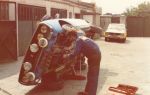 Po rajdzie naprawa auta fabrycznego serwisu firmy Renault (w składzie: Patrick Landon / Daniel Niquet z zespołu ALPINE samochód RENAULT 17 GORDINI. Ten sposób przewracania auta na bok, by mieć dostęp do podwozia wypróbowaliśmy parę lat wcześniej u mnie w warsztacie na ulicy Oszmiańskiej i wkrótce wykorzystywało go wiele ekip rajdowych, szczególnie ze ,,wschodu”. Ci z ,,zachodu” nie chcieli wierzyć, że to możliwe…