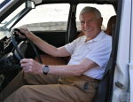 Inżynier Hubert Melot za kierownicą Renault 12 dokładnie 50 lat później, jesienią 2020. Foto Robert Broyer. źródło: www.losagnemagazine.com/......