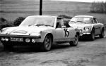 Oczekiwanie przed PKC. Porsche 914 załogi: Rossner - Kreuzer. Z tyłu Alpine załogi: Komornicki – Krupa. Po wielu kilometrach na szutrze nasze numery startowe są zupełnie nieczytelne, zdjęcie z kolekcji Radomira Mrkvana