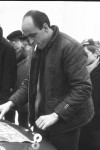 Brunon Czarnocki przykleja tablicę rajdową
