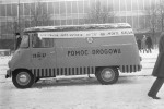 Gdyby ktoś pytał to auto nazywało się Nysa i było powszechnie używane również przez Milicję Obywatelską. Auto “pomocy drogowej” było w kolorze brudno-żółtym.