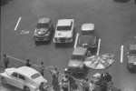 Przed startem, rzadko u nas widziany Citroen DS 21 załogi austriackiej. Obok stoi Mercedes załogi: Lisowski - Mrówczyński, która ukończyła część zaliczaną do Mistrzostw Polski na dobrym szóstym miejscu