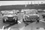 Z lewej fabryczna Lancia Fulvia. Mimo, że byli to znani włoscy kierowcy, nie odegrali żadnej roli w tym rajdzie