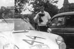 Porsche i "rajdowa" Syrena. Pod oknem również leżą "kokilki"