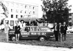 PREZENTACJA ZESPOŁU FABRYCZNEGO "FSO SPORT", od lewej: Włodzimierz Kiepurski, Władysław Domański w samochodzie Bogdan Buchwald, N.N, N.N, Wojciech Janus, N.N, Paweł Filipowicz. Fot. Dział reprografii FSO. Prawa autorskie zastrzeżone, zdjęcie z archiwum Władysława Domańskiego.