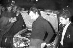 W środku Krzysztof Komornicki, za nim serwisowe Renault 16