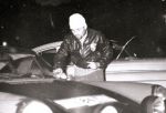 Nr 84. Porsche 911 załogi: Marian Bień / Zygmunt Wiśniowski, Marian myje szybę