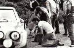 Co znaczy duch sportu. Podczas rajdu (Szef Działu Rajdowego Renault) Patrick Landon zmienia koło w Fiacie 124 Abarth u konkurentów