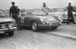 Przed swoim Porsche stoi Sobiesław Zasada. Z boku przygląda się i porównuje auta Włodzimierz Markowski
