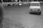 Fiat 600 na trasie. Łokieć pilota zabezpiecza przed wywrotką