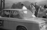 BMW nr startowy 51. Powozi Marek Wachowski, wsiada do auta Krzysztof Komornicki, a wszystko obserwuje Małgosia Komornicka, żona Krzysztofa