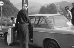 Marek Wachowski z przekorą twierdził, że koszula w tym kolorze na rajdzie się nie brudzi. Krzysztof komornicki / Marek Wachowski na BMW 1600. Jedno z trzech aut, które osiągnęło metę.