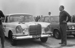 Z prawej stoi Krzysztof Strykier. Z numerem 62 – Mercedes 220SE, marzenie każdego kierowcy w PRL. W 1967 roku po paru miesiącach pracy codziennie na dwie zmiany w Londynie, ja student SGPiS kupiłem tam taki używany samochód od Polaka, z którym zacząłem karierę malarza pokojowego i po wyjeździe z Wielkiej Brytanii wysłałem go mojemu Ojcu do Polski