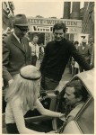 Na mecie w Wiesbaden słynna aktorka niemiecka, urodzona w 1943 roku w Chorzowie, Hanna Schygulla, wręczała każdemu zawodnikowi kwiaty. Widać panującą modę lat 70-tych – kapelusik a’la Erich Honecker jakiegoś organizatora. My oczywiście jechaliśmy w cywilnych ciuchach. Na zakończenie rajdu odbyło się rozdanie nagród i bankiet w najsłynniejszym niemieckim kasynie. Mimo, że do 1970 roku byłem za granicą, na tzw. Zachodzie parę razy, ale to co zobaczyłem wtedy, przerosło moje wyobrażenia. Około 500 zawodników, organizatorzy, oficjele i wszystko przygotowane z wielkim przepychem. Takiej ilości jedzenia, owoców, słodyczy, napojów, wcześniej w jednym miejscu nie widziałem i do dzisiaj to wspominam.