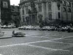 Rynek w Klatovy. Dojechały auta rajdowe. Koło hotelu „Biała róża” (to najbardziej popularna nazwa hotelu w Czechosłowacji) były wmurowane dwie tablice. Jedna w podziękowaniu US Army za wyzwolenie spod hitlerowskiej okupacji 5 maja 1945 roku i druga z podziękowaniem Armii Radzieckiej za wyzwolenie 8 maja 1945. Ciekawe, czy obie są jeszcze dzisiaj na rynku ? Sprawdziłem w 2008 roku przybyła jeszcze jedna tablica: upamiętniająca wyjazd ostatniego żołnierza Armii Czerwonej z terenu Czech 30 lipca 1991. Patrz zdjęcia poniżej.