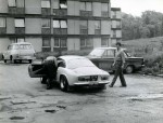W drodze na rajd. Na zdjęciu widać słynny w naszym rajdowym światku Motel Stop w Pradze. Właśnie przyprowadziłem Alpinę z Warszawy, oczywiście na kołach. Krzysztof dokładnie ja ogląda.