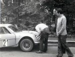 Serwis podczas końcowych odcinków rajdu. Mechanik z fabrycznego serwisu poprawia światła. Z prawej w głębi nasz „kierownik ekipy PZMot” – Aleksander Sobański i Krzysztof Komornicki. Hrabia Sobański – „Olek” jak do niego mówili koledzy, przemiły człowiek. sam startował w rajdach w latach 50-tych i 60-tych, a chyba ostatni raz w 1975 roku w Rajdzie Monte Carlo –chevronnów – czyli byłych uczestników tej imprezy, którzy ukończyli 50 lat.
