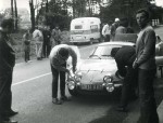 Serwis. Od lewej: Aleksander Sobański, mechanik firmy Renault, przy drugim reflektorze Stefan Fernik, Krzysztof Komornicki.