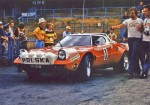 Na zdjęciu po prawej stronie Andrzej Jaroszewicz i Martin Holmes. Lancia Stratos, piekne, świetne auto, z którym można było walczyć prowadząc... inną Lancię Stratos. Mnie wydawało się, że nadrobię wystarczająco dużo na R-17 Gordini w nocy na szutrowych odcinkach... Ale tylko mi się wydawało. Szaleńcza jazda i wygrany OS Boguszów przyniosły skrzywioną tylną oś, którą trzeba było natychmiast wymienić, co w efekcie przyniosło kilka minut spóźnienia na PKC. Koniec złudzeń. copyright: Martin Holmes