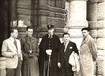 Rajd Acropolis 1958. To chyba zdjęcie polskiej ekipy z greckim policjantem w stroju “wyjściowym” . Drugi z prawej Antoni Weiner