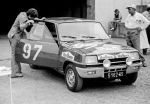 Badanie techniczne przed rajdem. Renault 5 LS załogi: Jerzy Landsberg - Marek Muszyński. Z lewej przy aucie Marek Muszyński.